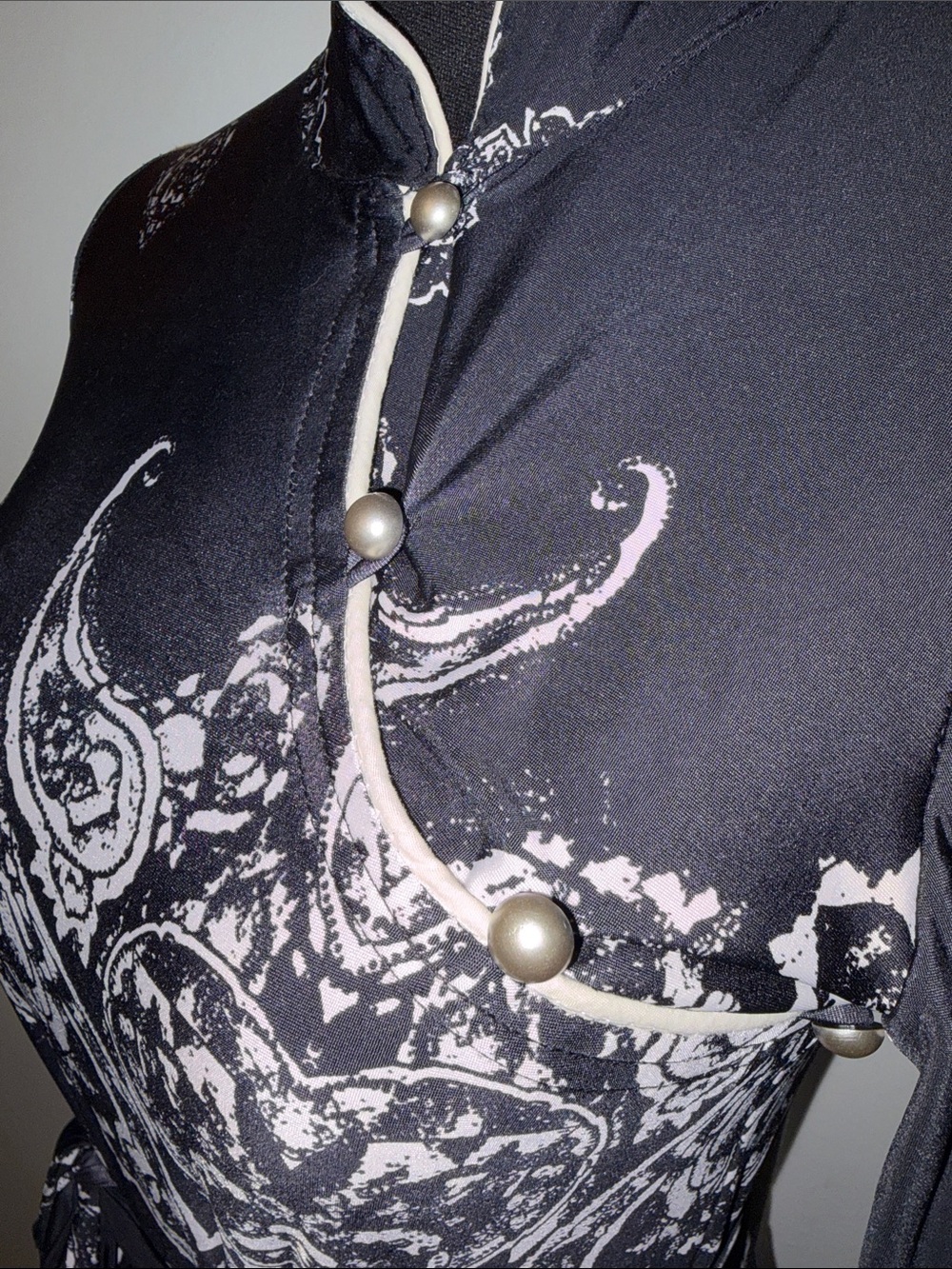 Elegant Black & Cream Paisley Wrap Dress - Picture 3 of 7